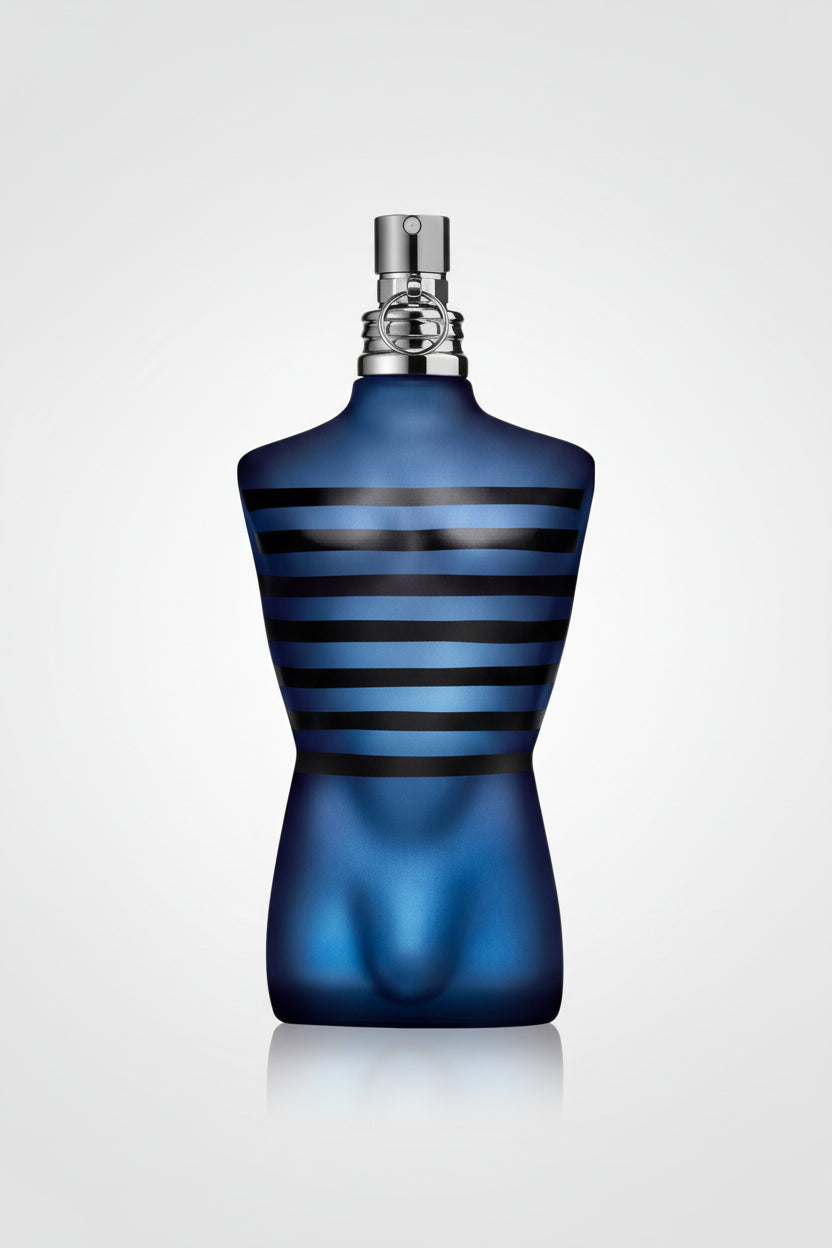 Flacon de parfum bleu mat en forme de torse masculin avec des rayures noires.