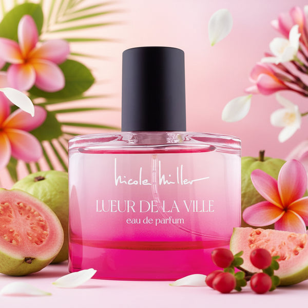 Bouteille de parfum rose avec un bouchon noir et le texte "Lueur de la Ville".
