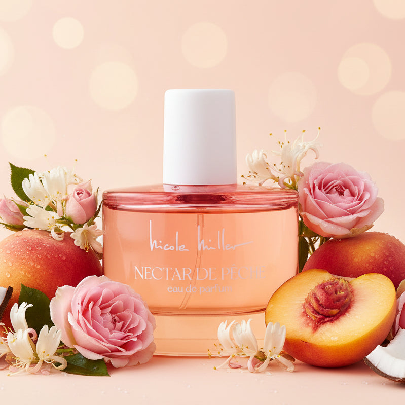Bouteille de parfum Nectar de Pêche de Nicole Miller avec un liquide rose et orange.